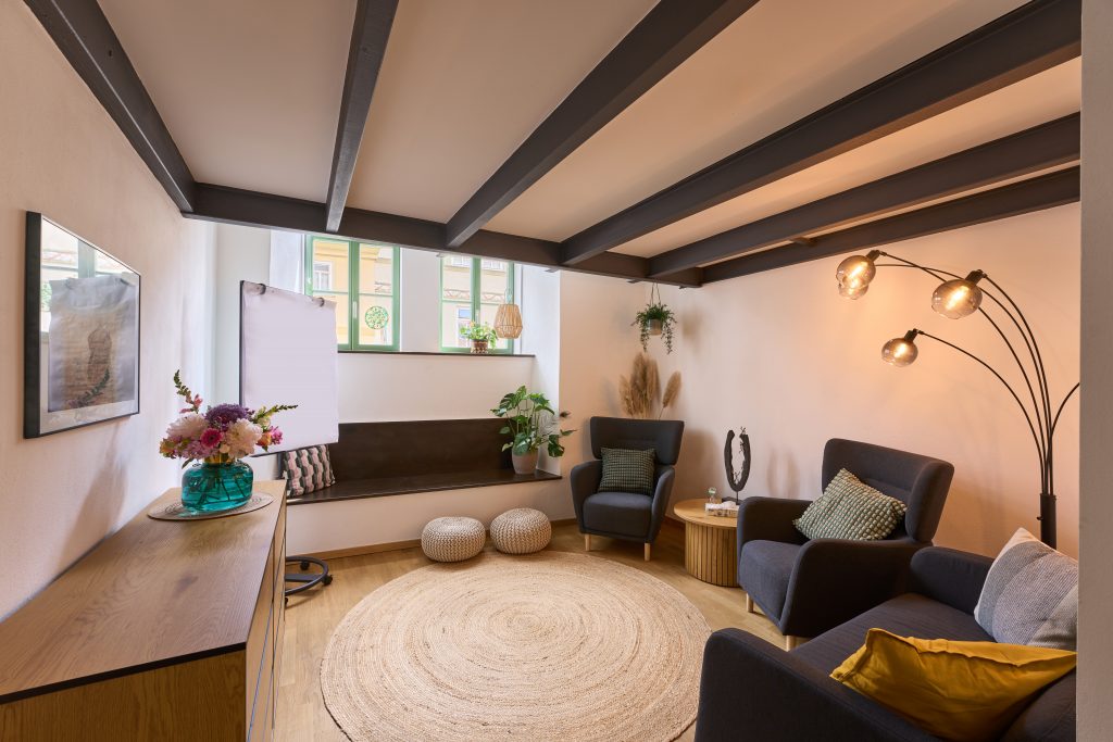 Blick in einen Raum mit bequemen Sitzmöglichkeiten